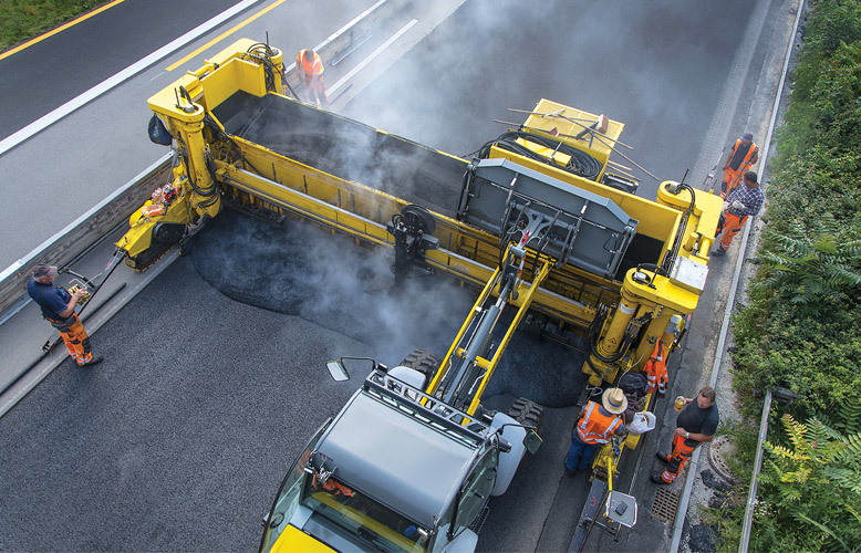 Бетонная дорога и асфальтовая дорога