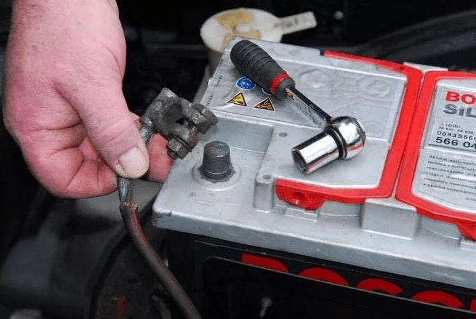 снять «минус» с аккумуляторной батареи