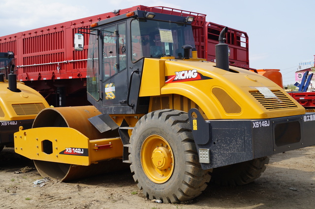 виброкаток XCMG XS142J