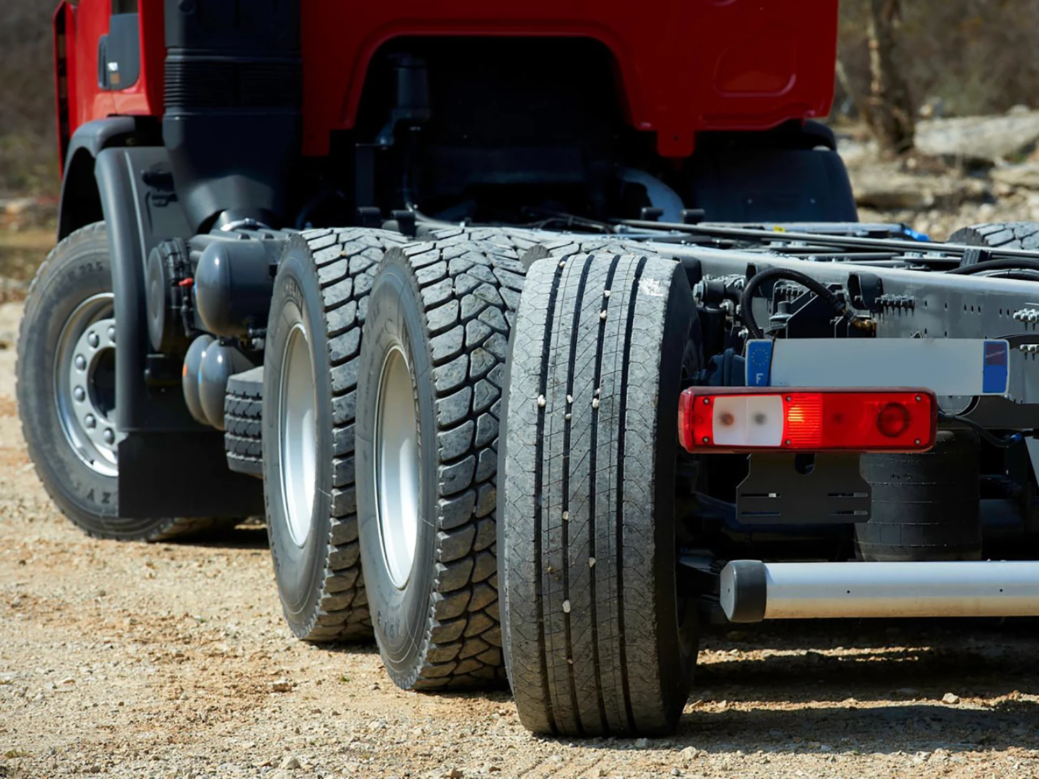 Сколько стоит переобуть грузовик