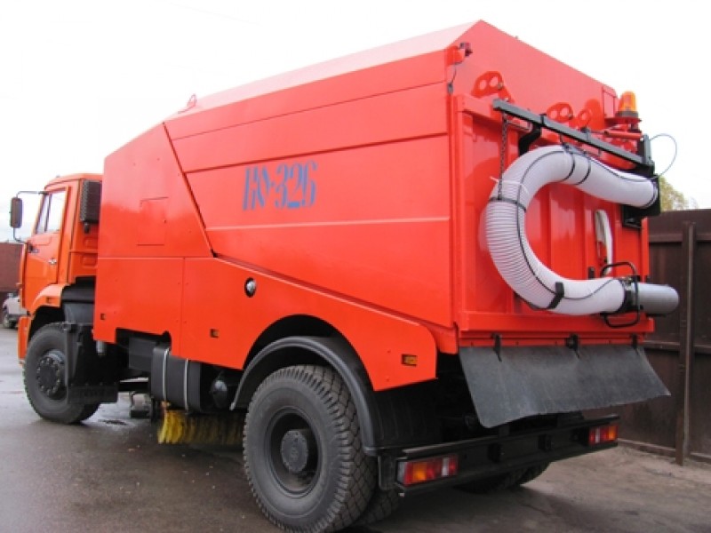  Машина вакуумная подметально-уборочная КО-326