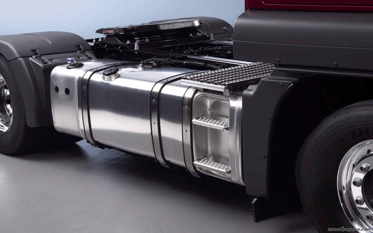 Топливный бак грузового автомобиля