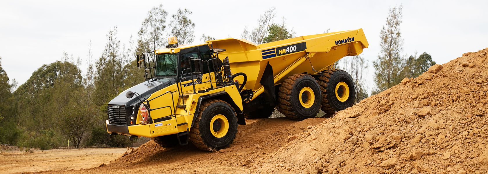 Шарнирно-сочлененный самосвал Komatsu HM400-3