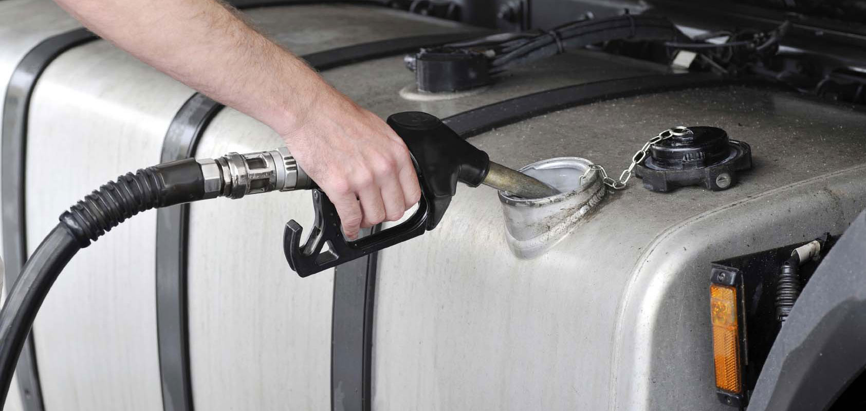 Уровень топлива в топливном баке грузовика