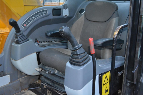 Гусеничный экскаватор JCB JS260