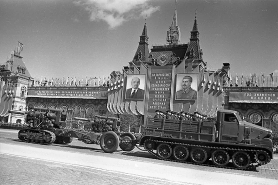 Тяжелый артиллерийский тягач АТ-Т