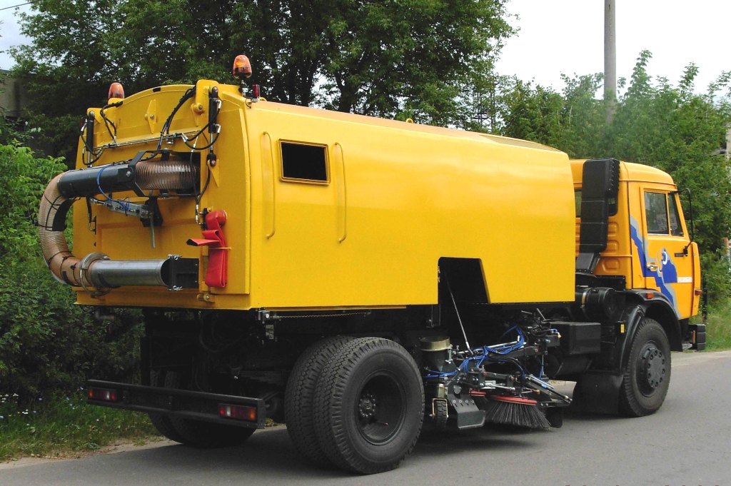  Машина вакуумная подметально-уборочная КО-326