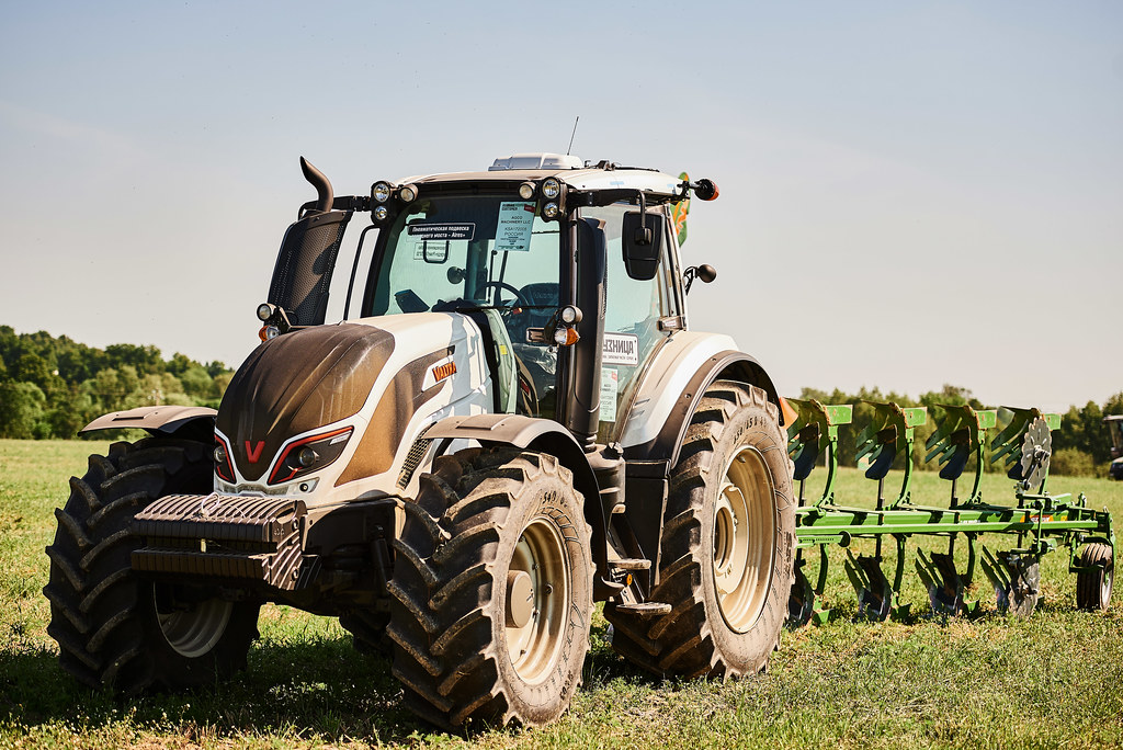 трактор Valtra