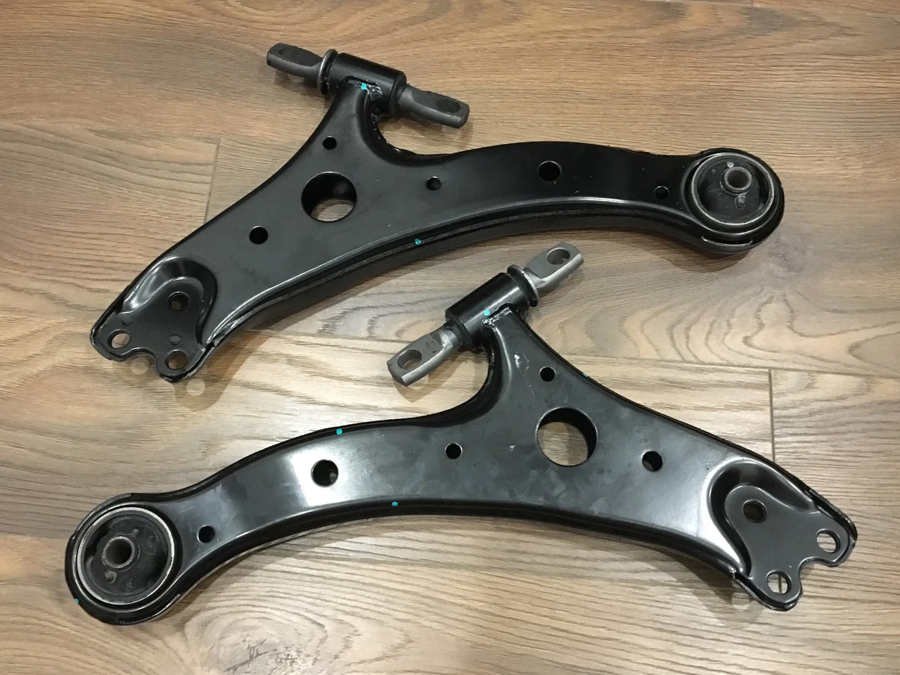 Нижний поперечный рычаг