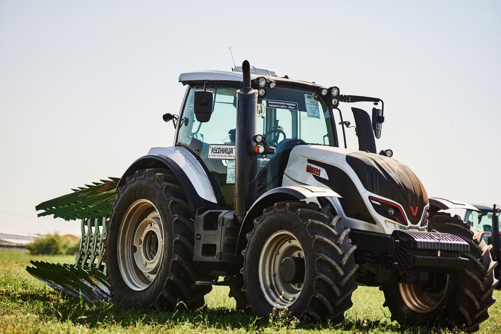 трактор Valtra