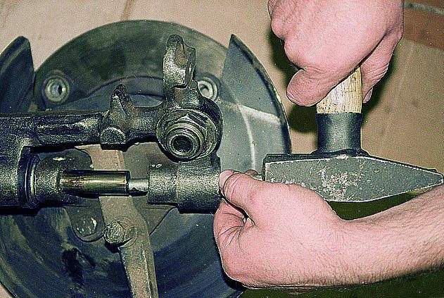 Шкворень, поворотная ось колеса