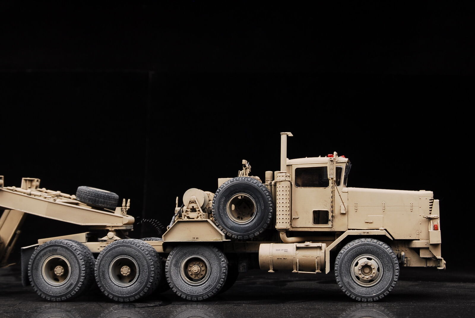 Карьерный самосвал Oshkosh M911 16x6