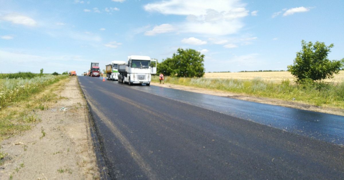 Бетонная дорога и асфальтовая дорога
