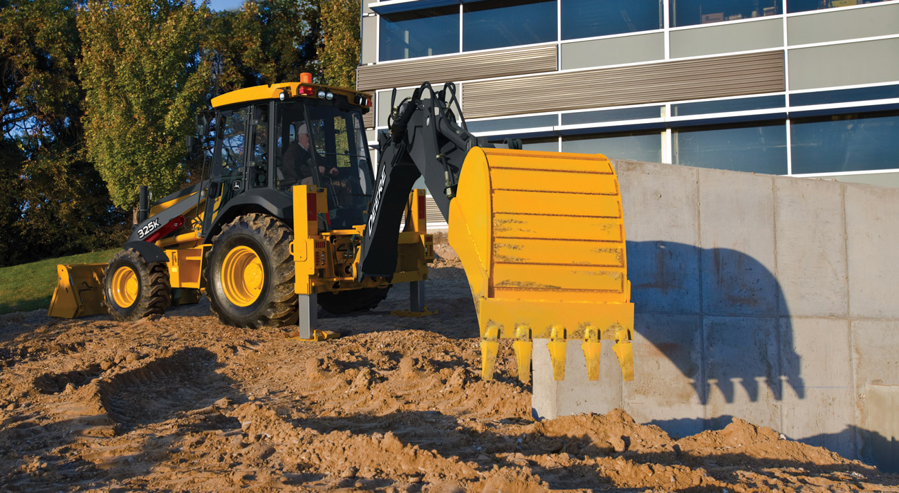 Экскаватор-погрузчик John Deere 325K