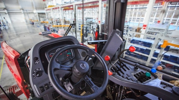 Использование тракторов Buhler Versatile