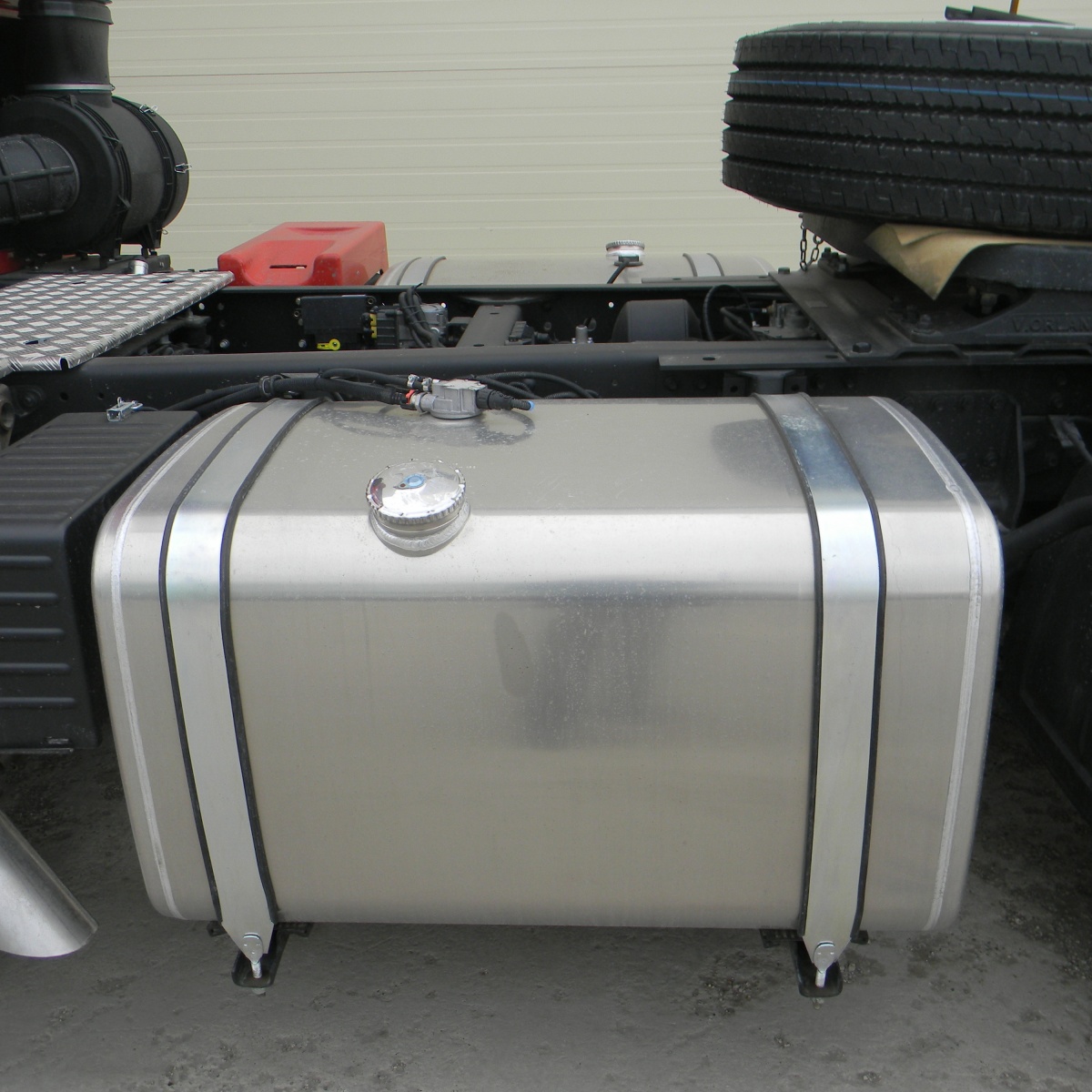 Топливный бак грузового автомобиля