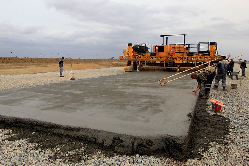 Бетоноукладчики для ремонта взлётно-посадочной полосы