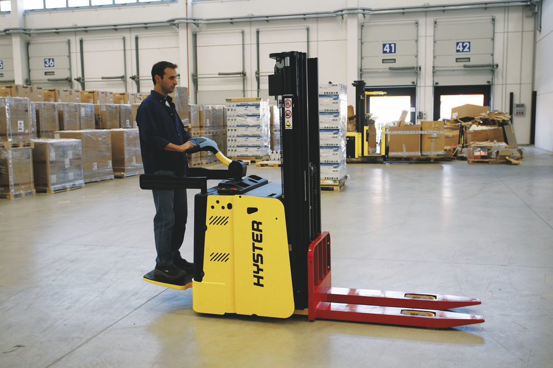 Самоходные электроштабелеры с платформой для оператора