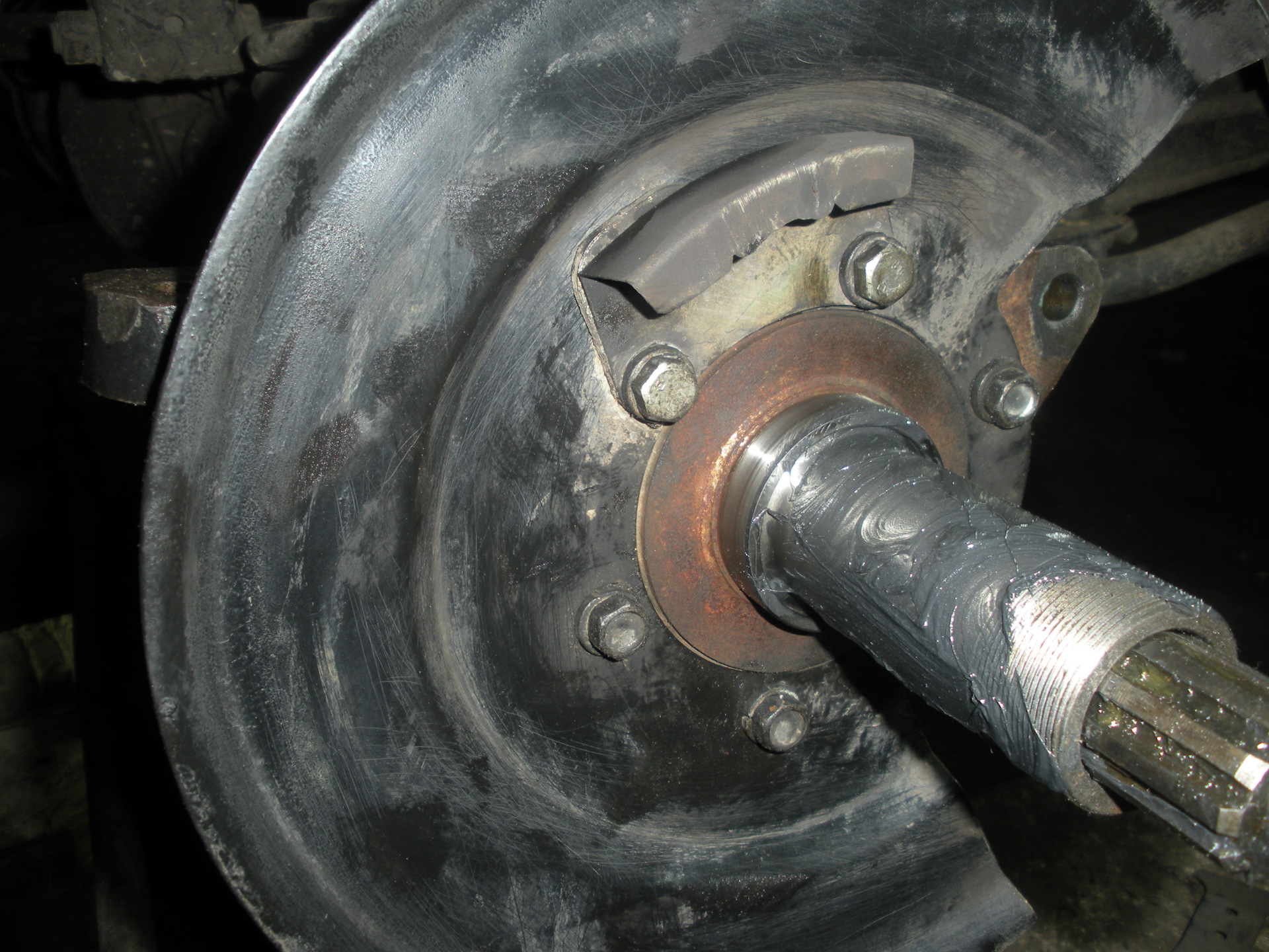 Шкворень, поворотная ось колеса