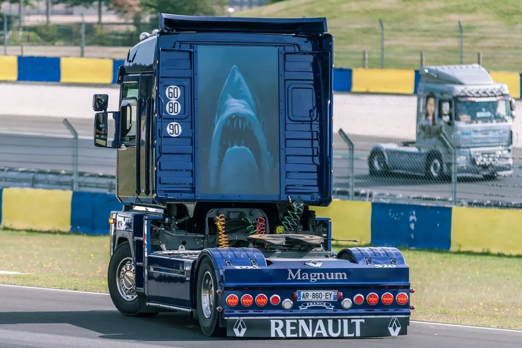 Бамперы грузового автомобиля