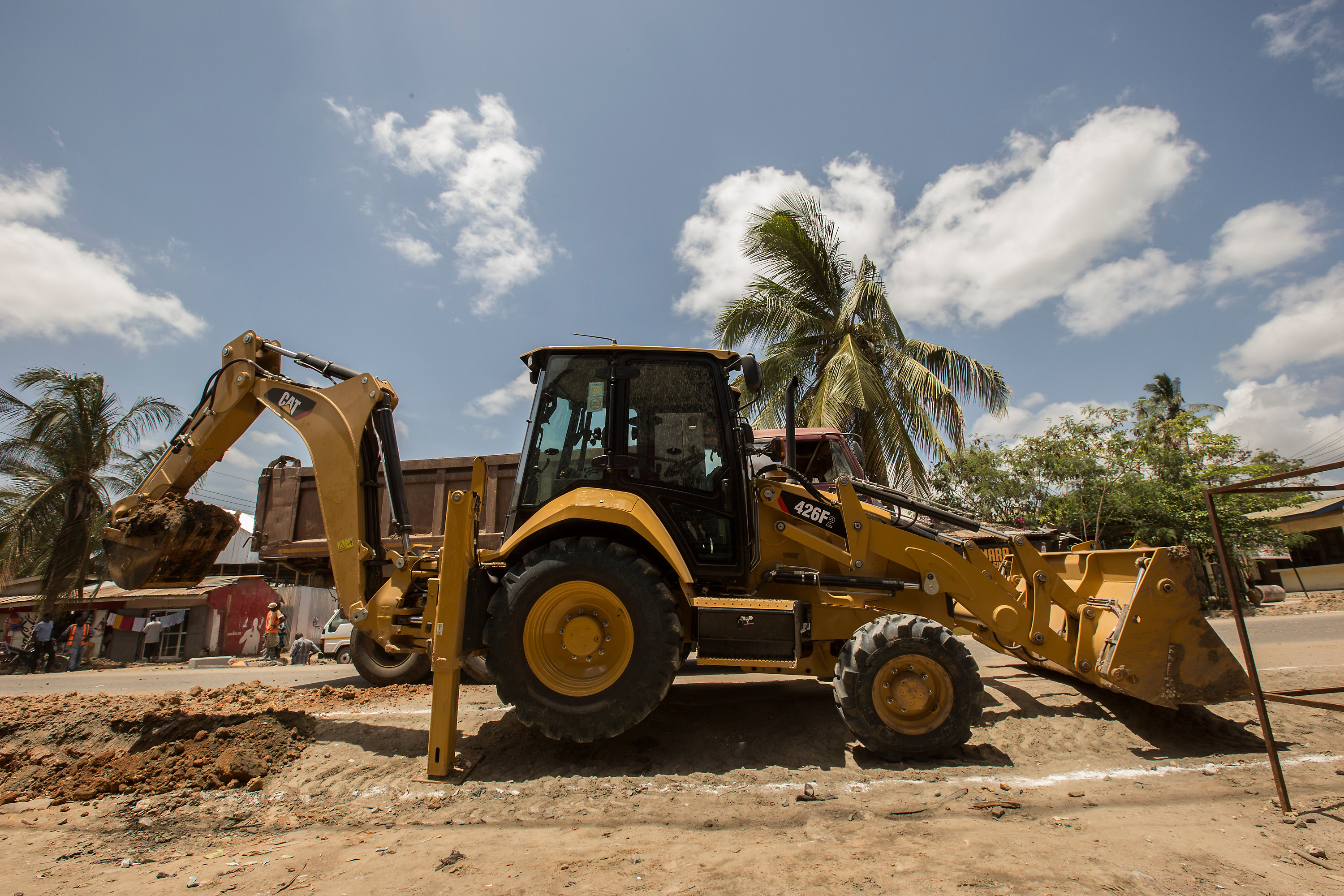 обзор на экскаваторы-погрузчики фирмы Cat 