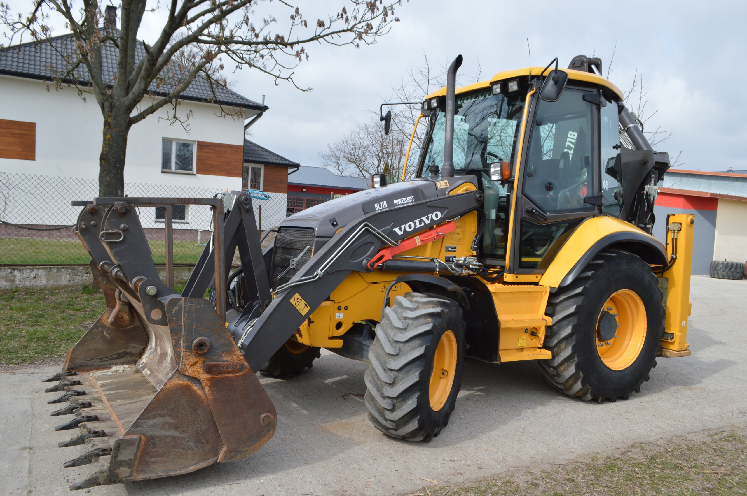 описание обзор технические характеристики экскаватора-погрузчика Volvo BL71