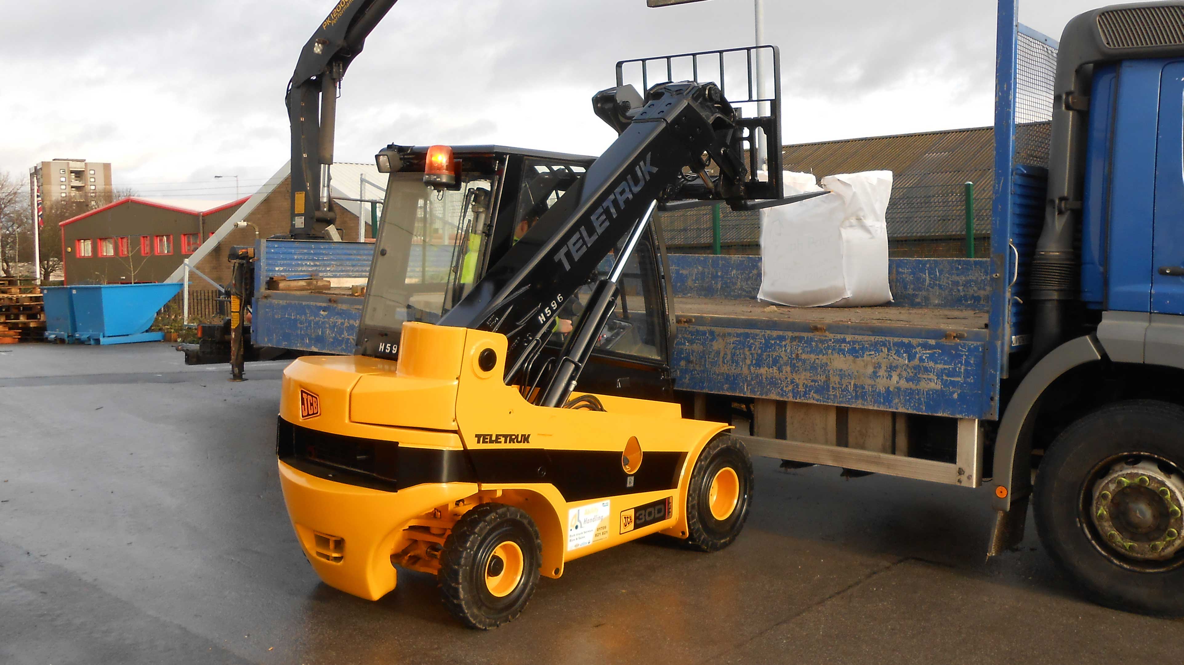 вилочный погрузчик JCB как спецтехника для склада