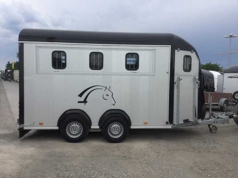 Прицеп для перевозки лошадей