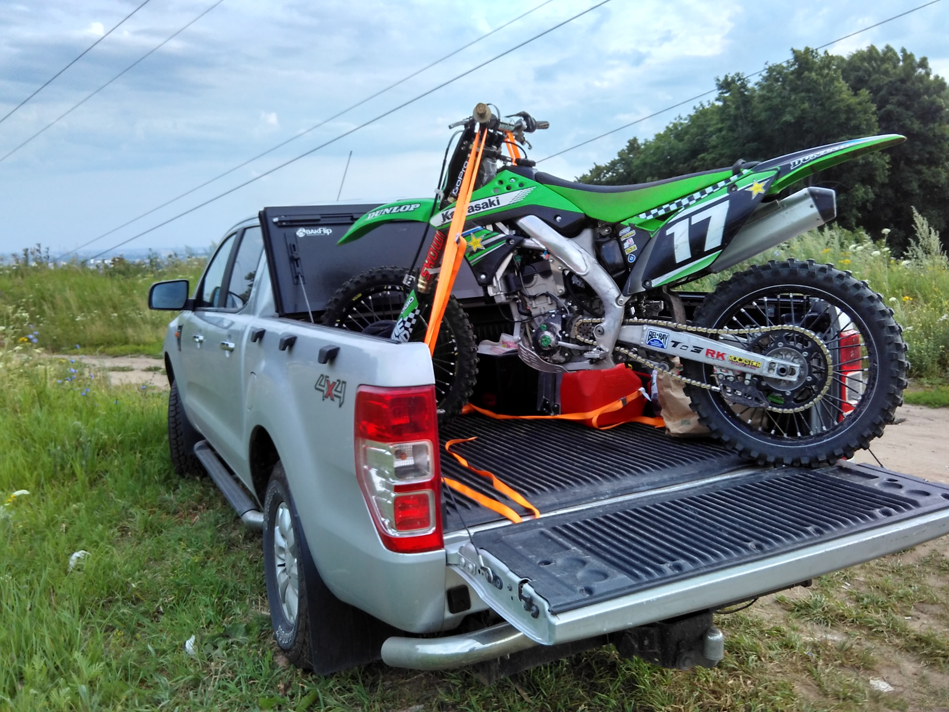 фиксировать мототехнику в стоячем положении