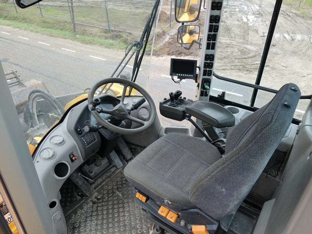 Фронтальный погрузчик Volvo L220G