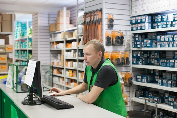 продавец магазина автозапчастей