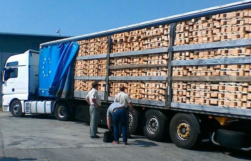 Паллеты в фуре