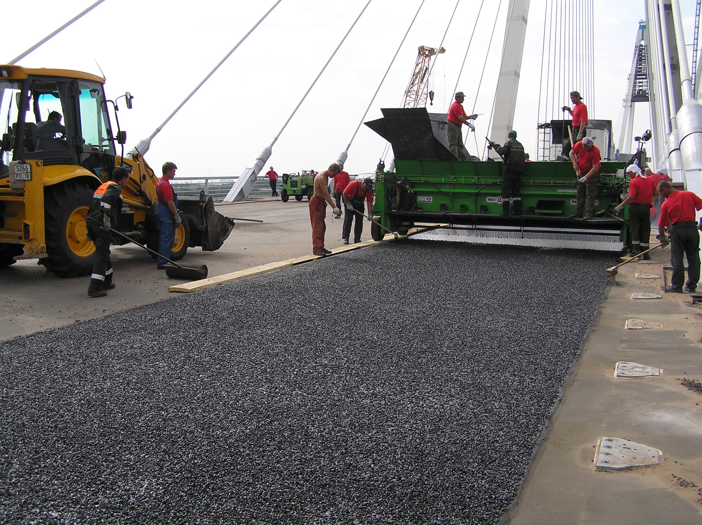 асфальтоукладчик, самосвал и перегружатель как комплекс техники