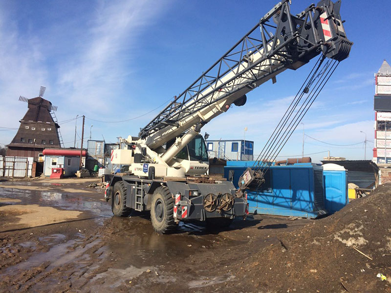 короткообразный кран Terex как строительная спецтехника