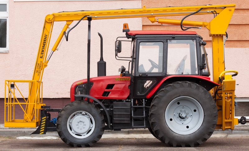 Трактор с подъёмником